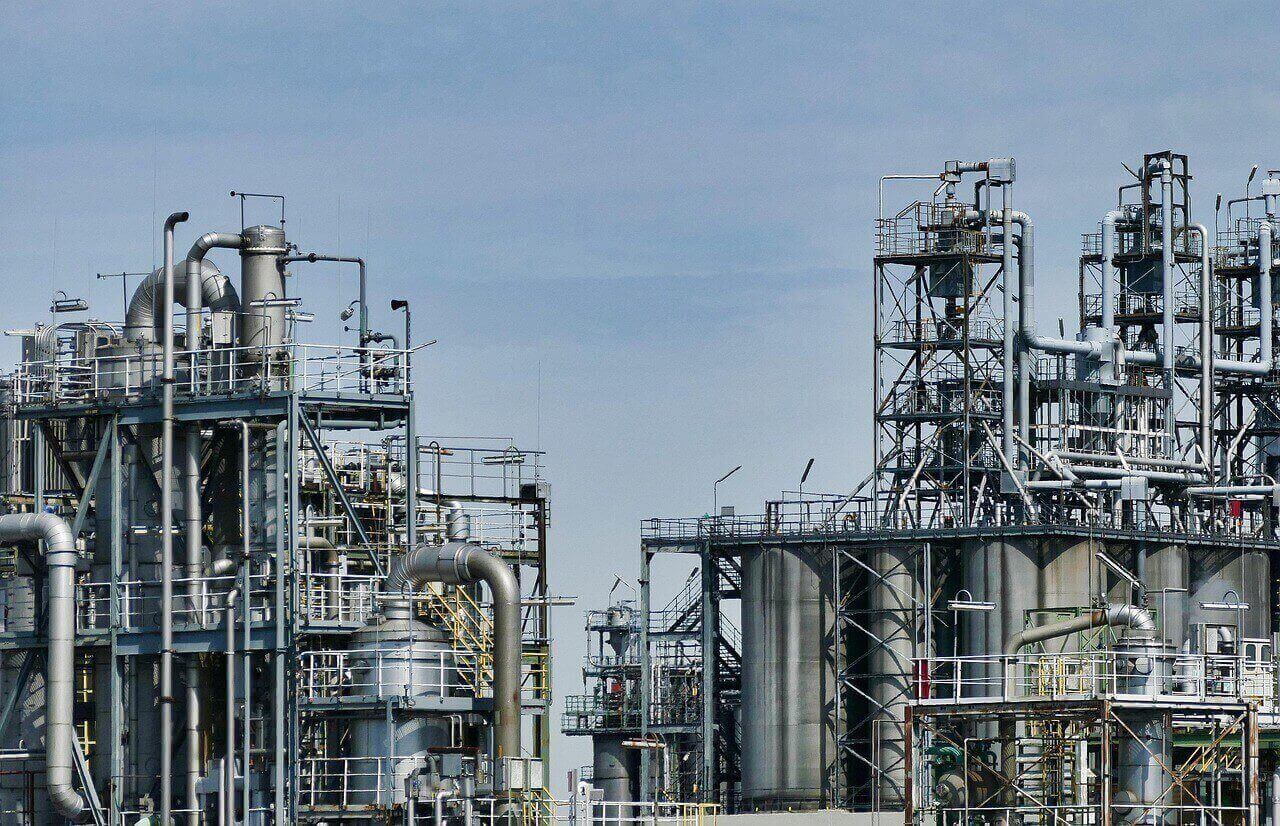 Complete list of all refineries operating in the UK include Fawley, Stanlow Oil, Grangemouth, Humber, Pembroke, and Prax Lindsay